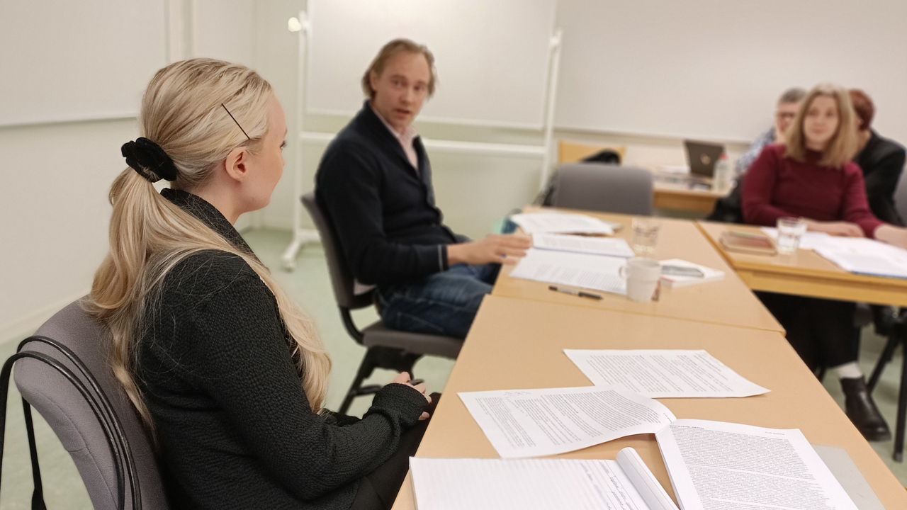 Madelen Johansson och David Sjögren sitter vid ett bord och diskuterar.