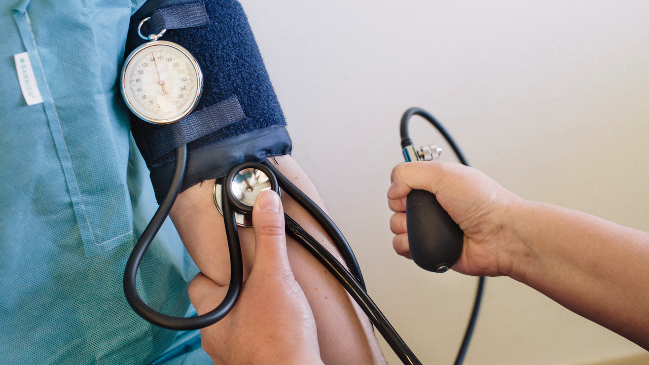 Kollar blodtrycket på en patient