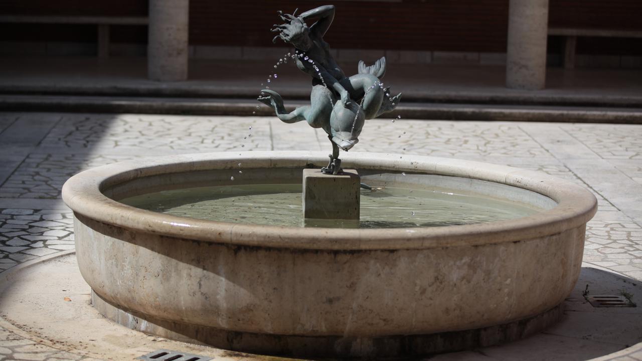 Carl Milles skulptur "Solglitter" på innergården Svenska institutet i Rom.