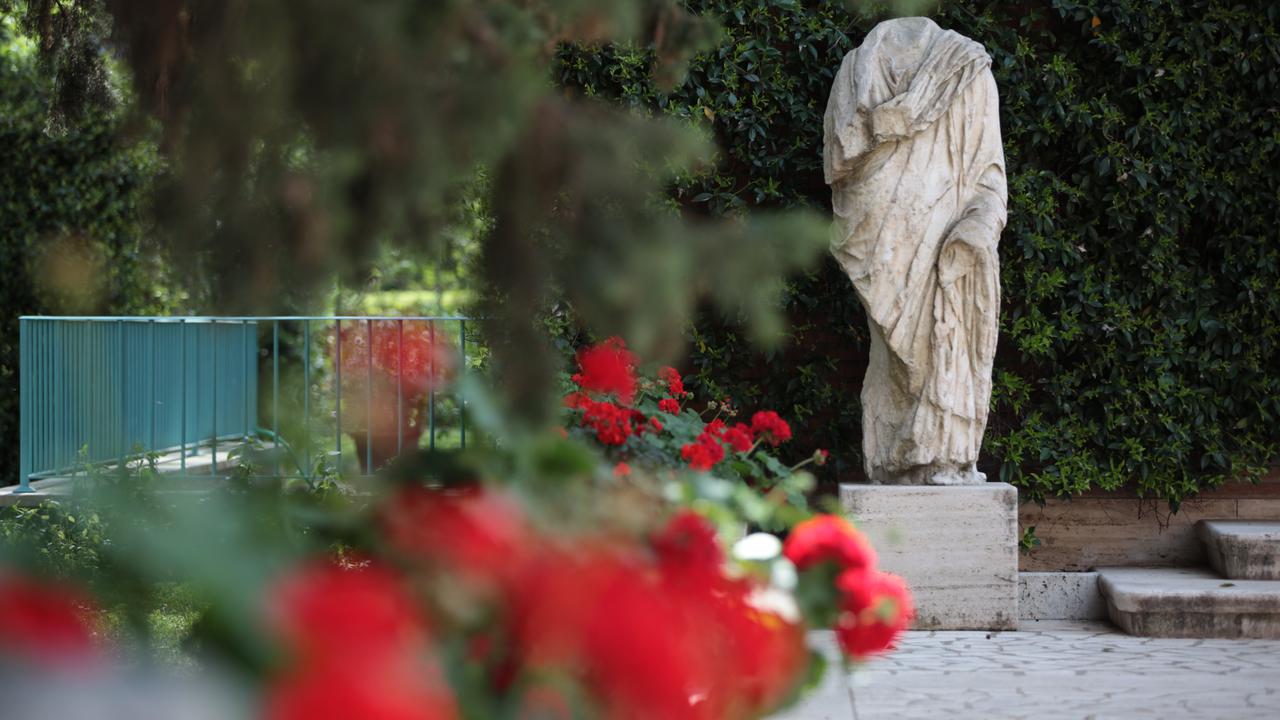 Antik skulptur på innergården Svenska institutet i Rom.