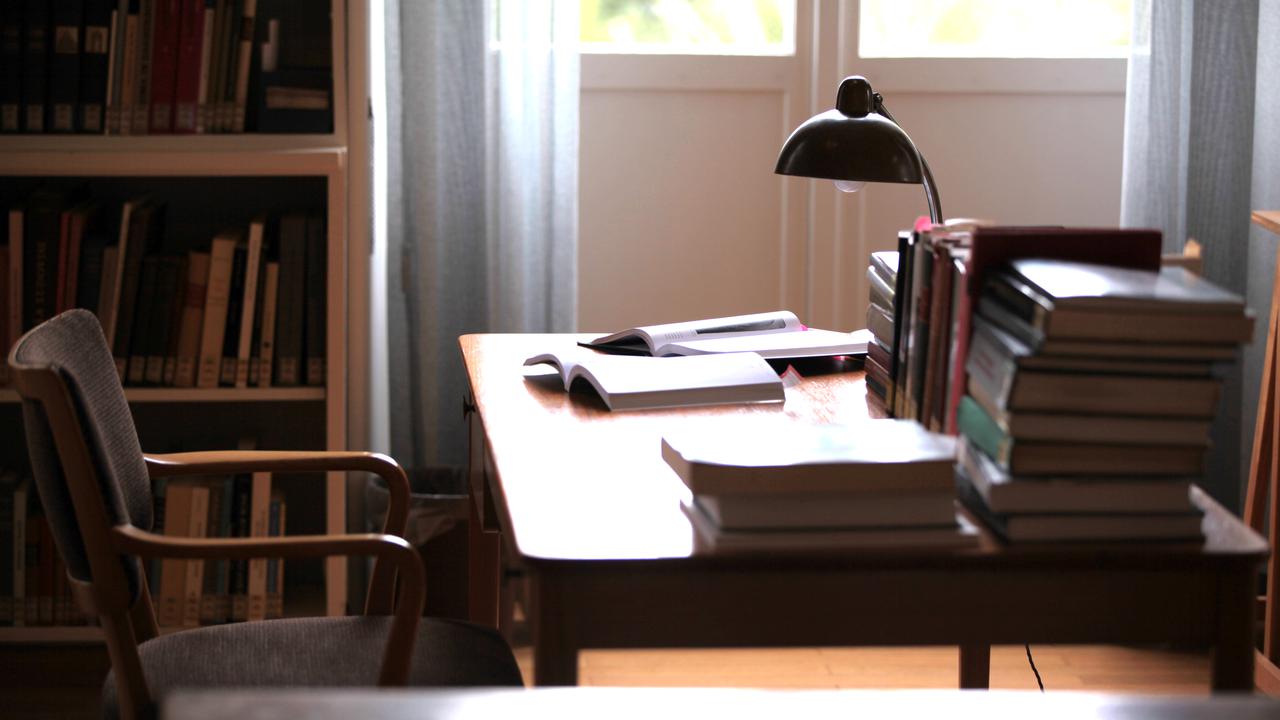 Studieplats i biblioteket.