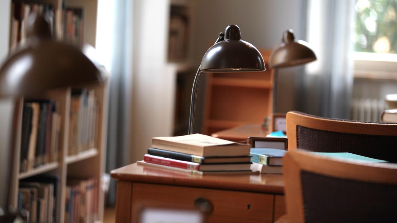 Studieplatser i biblioteket.