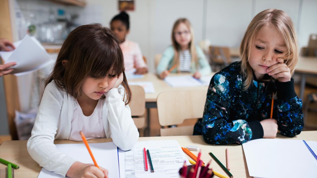 Lågstadieflickor jobbar i klassrum.