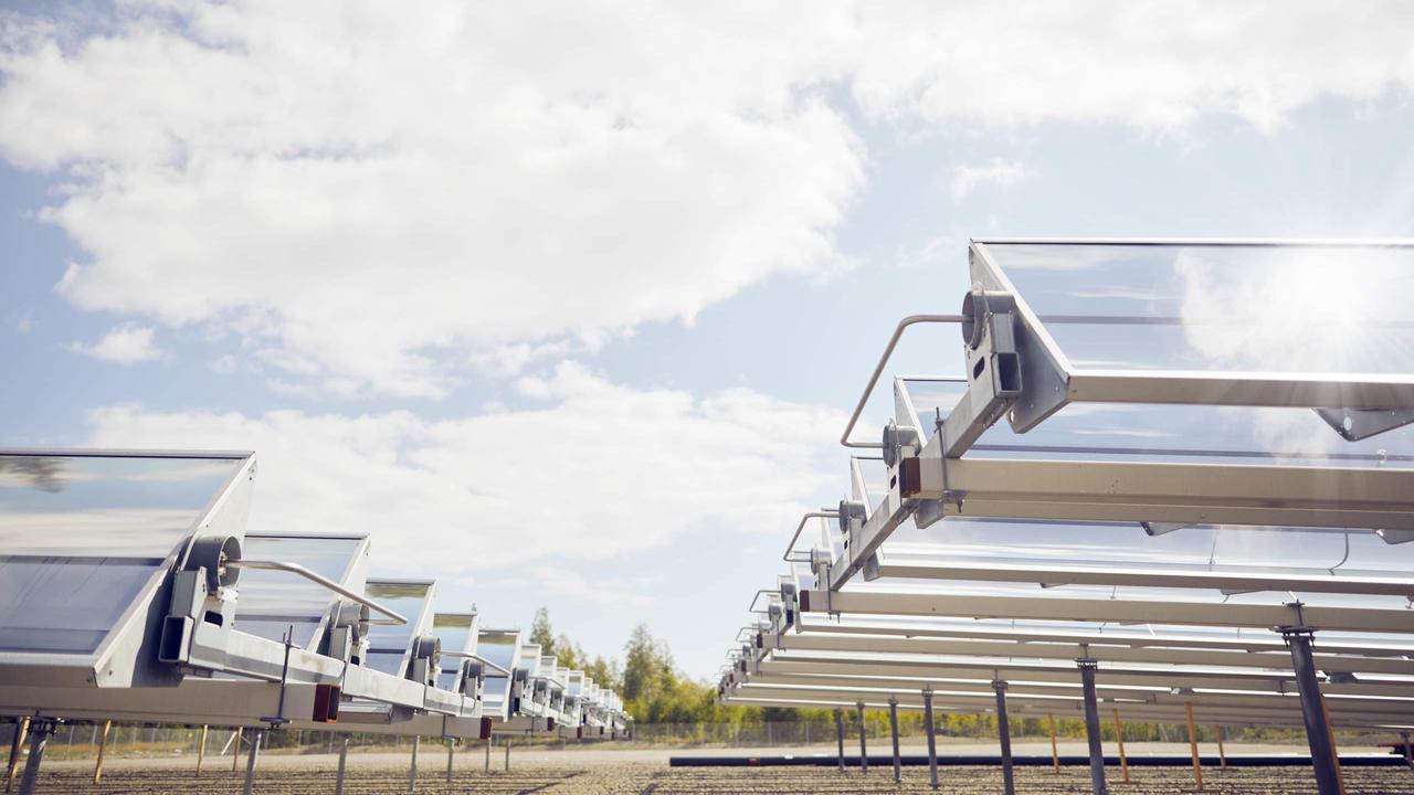 En rad solpaneler som sitter bredvid varandra.