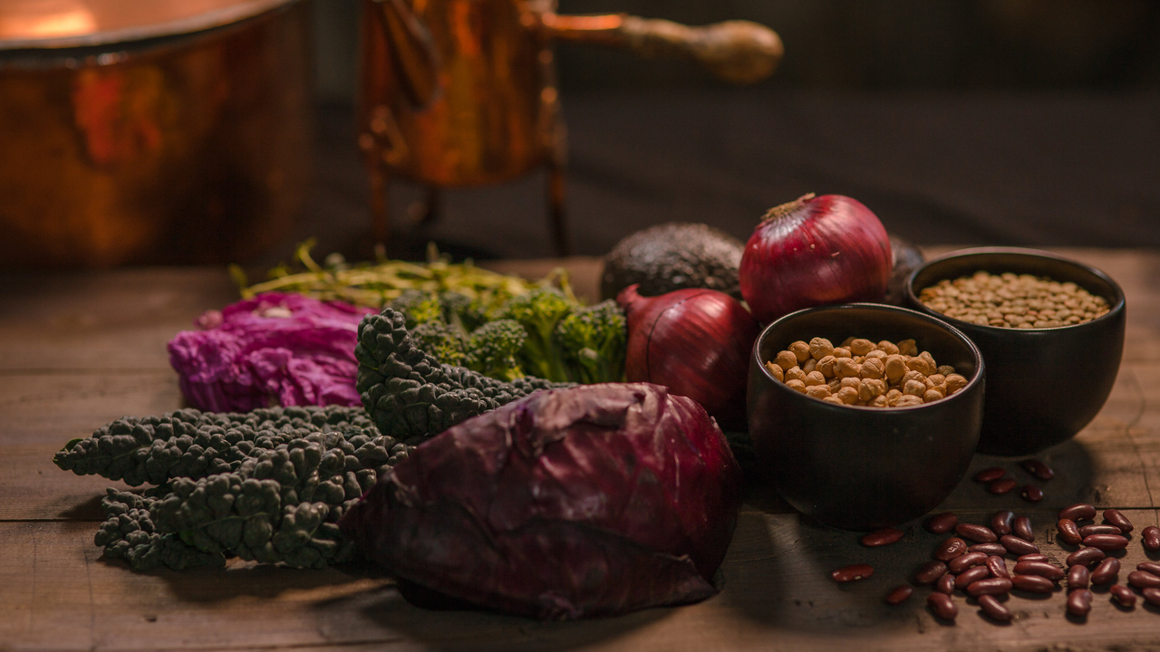 Nyttiga råvaror på bord.