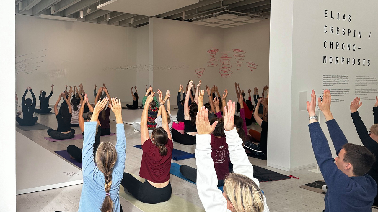 Yoga på Bildmuseet under Hälsa på campus 18 september 2024