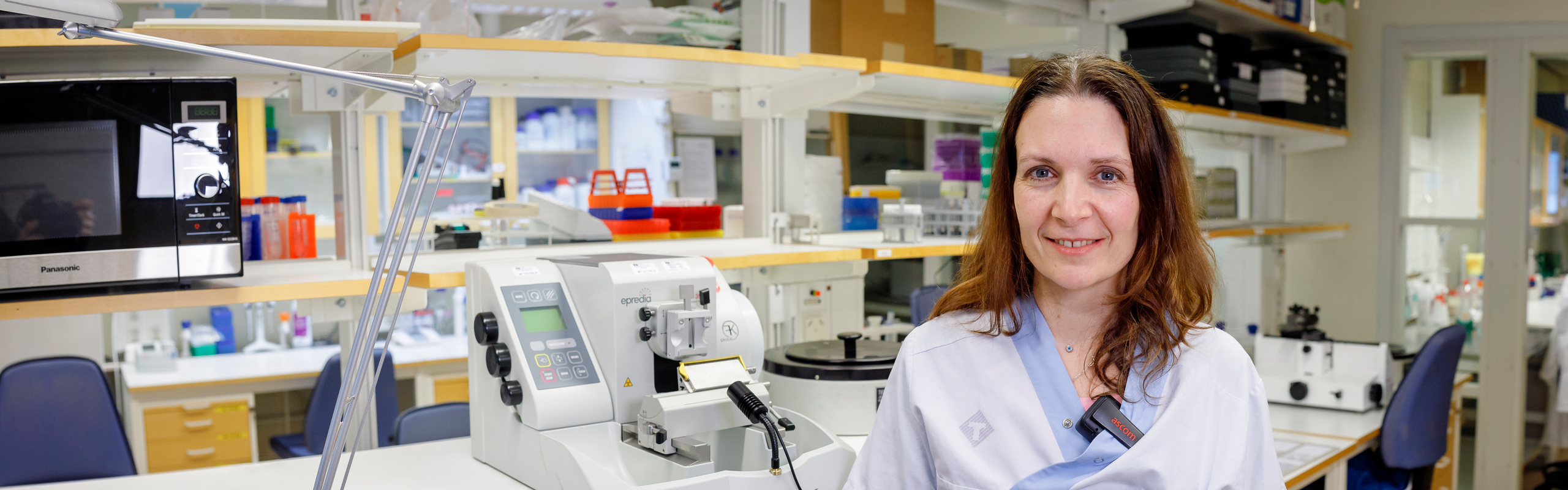 Gruppledare Karin Forsberg i sitt labb.