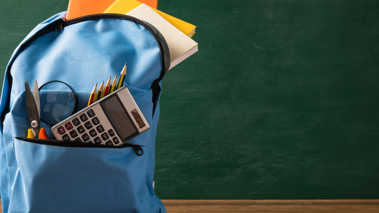 Foto av en ryggsäck med block och pennor