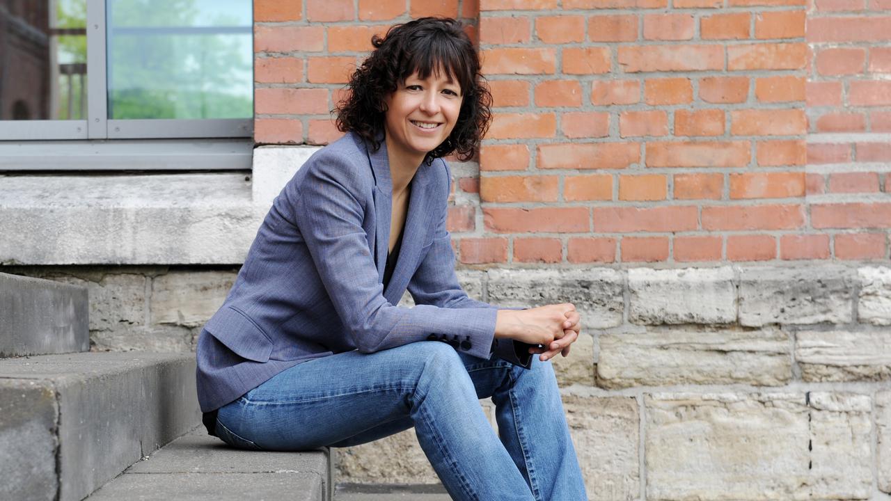 Porträtt av Emmanuelle Charpentier, hedersdoktor vid Umeå universitet.