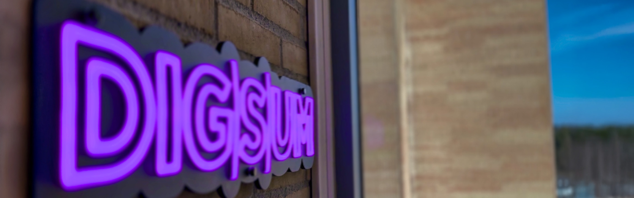 DIGSUM-skylt på väggen