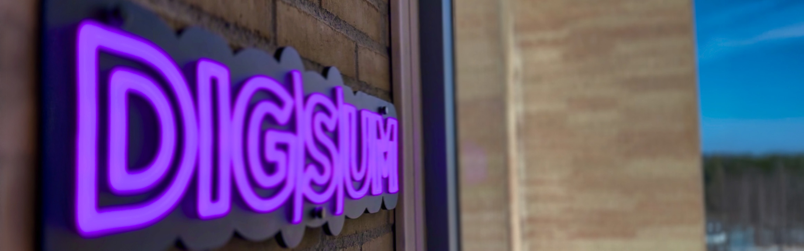 DIGSUM-skylt på väggen