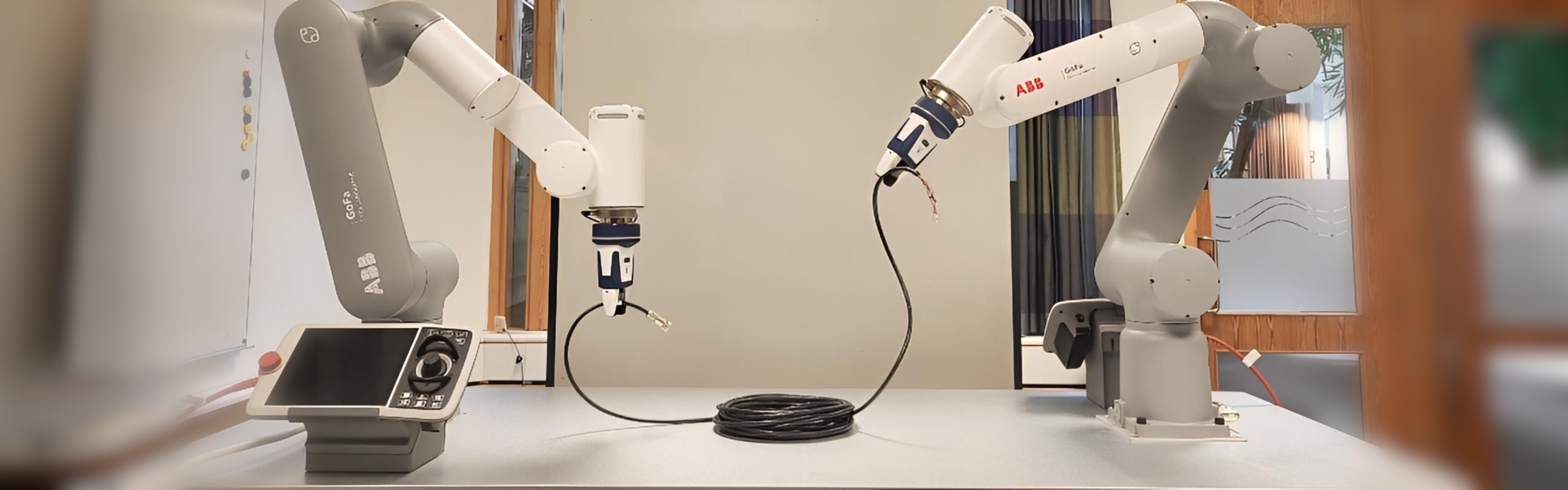 Några maskiner som står på ett bord.