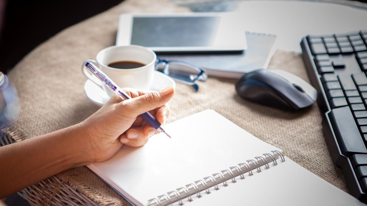 Person som jobbar vid datorn hemifrån.