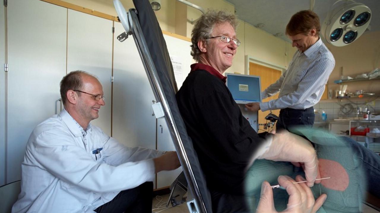 Professor Lars-Owe Koskinen gör en lumbalpunktion på professor Jan Malm, medan professor Anders Eklund studerar bilder i datorn.