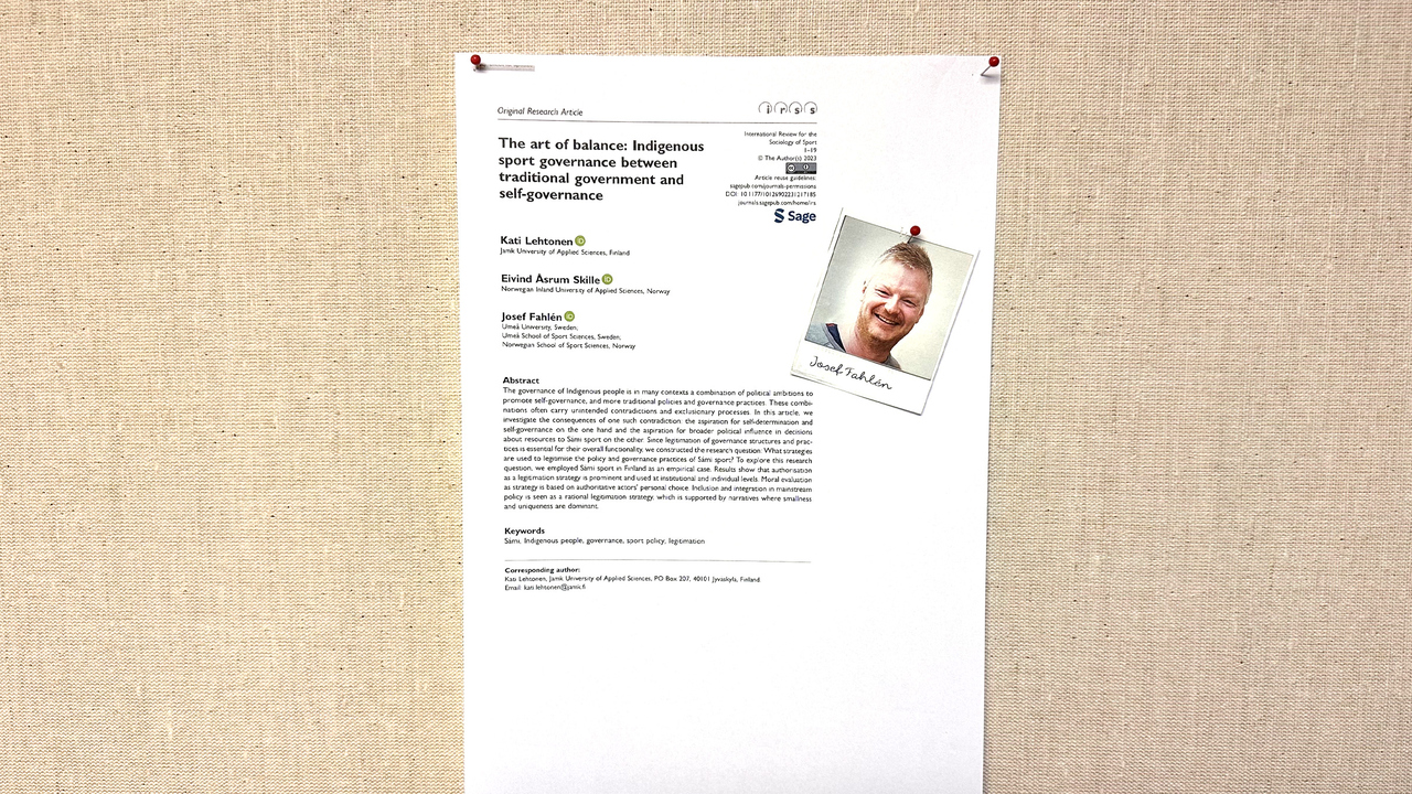 Anslagstavla med Josef Fahléns artikel uppsatt