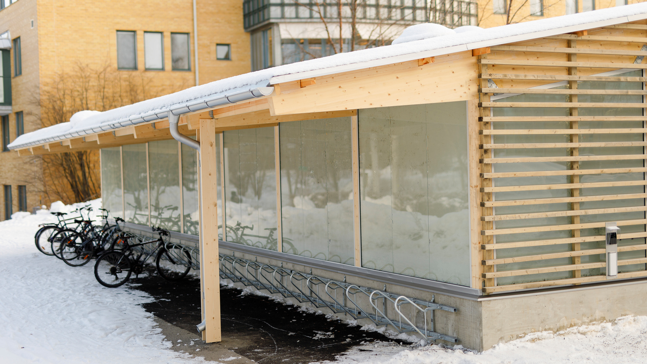 Cykelparkeringshus. Cykelparkering under tak.