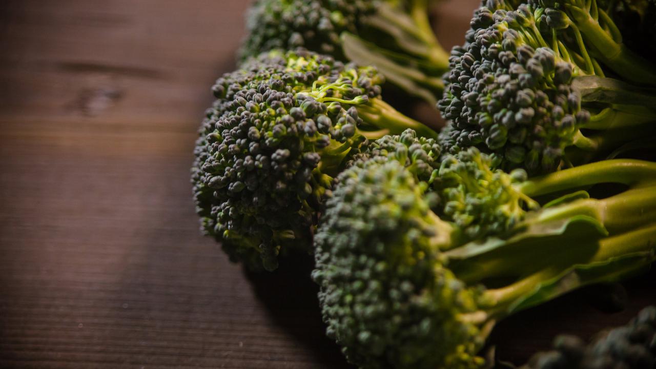 Broccoli på ett bord.