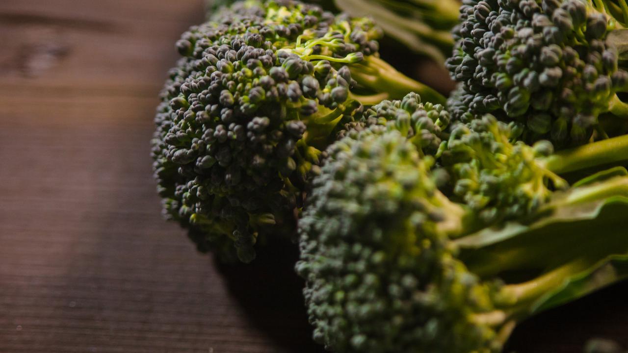 Broccoli på ett bord.