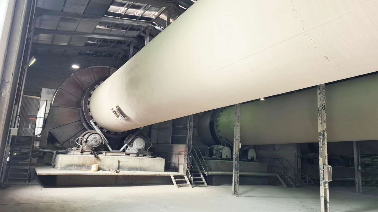 En stor, vit, avlång ugn i en industribyggnad.