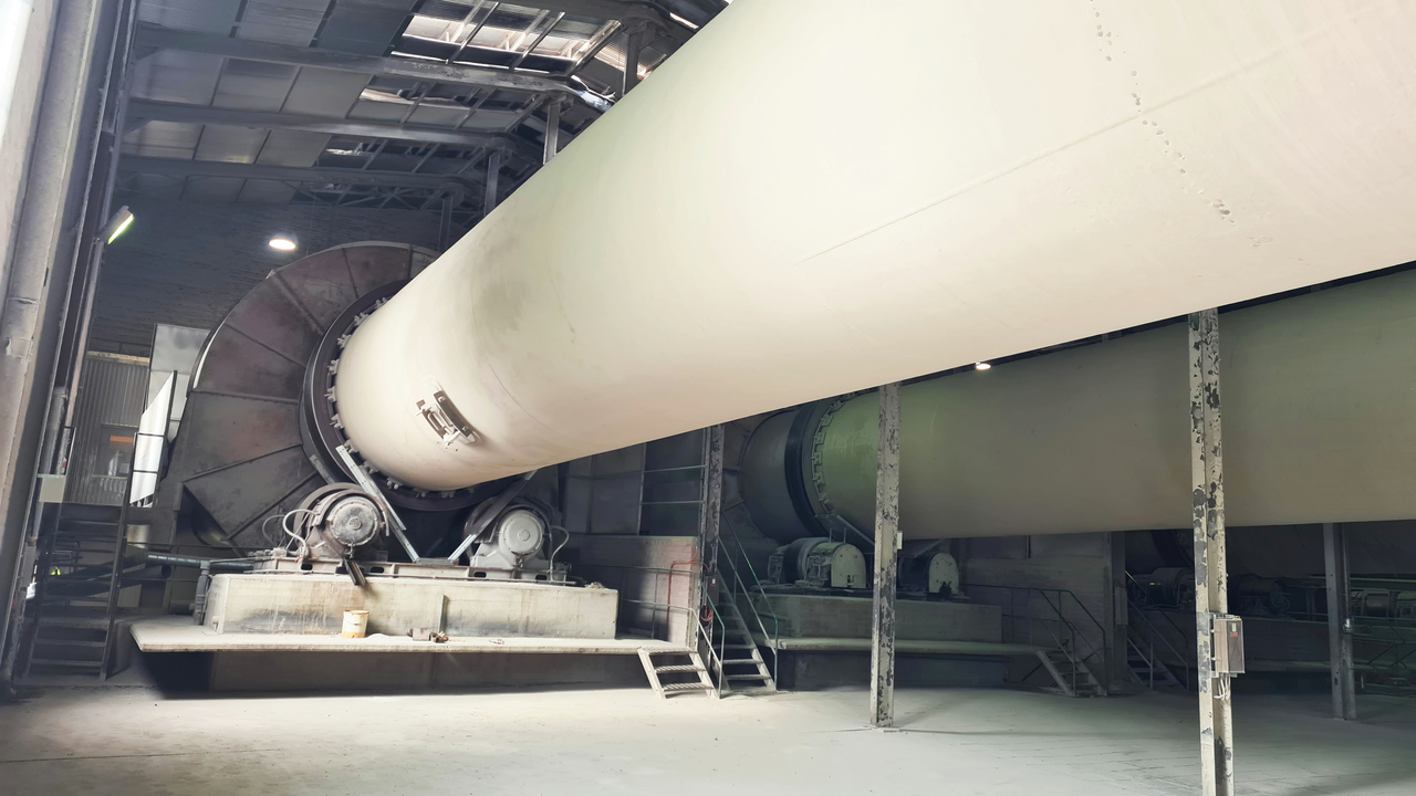 En stor, vit, avlång ugn i en industribyggnad.