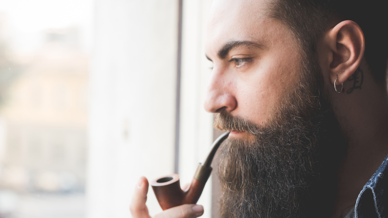 Man röker pipa i fönster