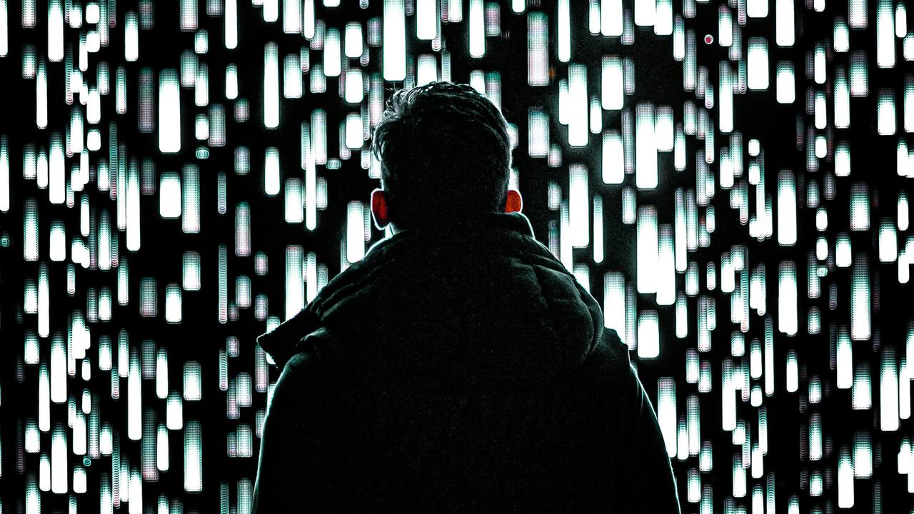 En man som står framför en vägg av ljus.