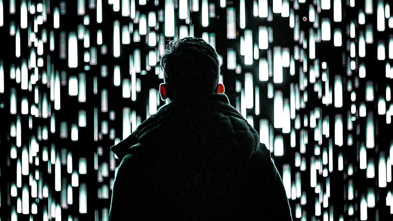 En man som står framför en vägg av ljus.