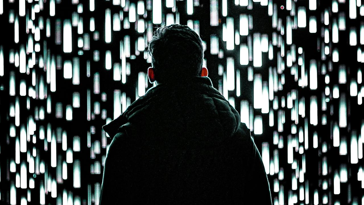 En man som står framför en vägg av ljus.