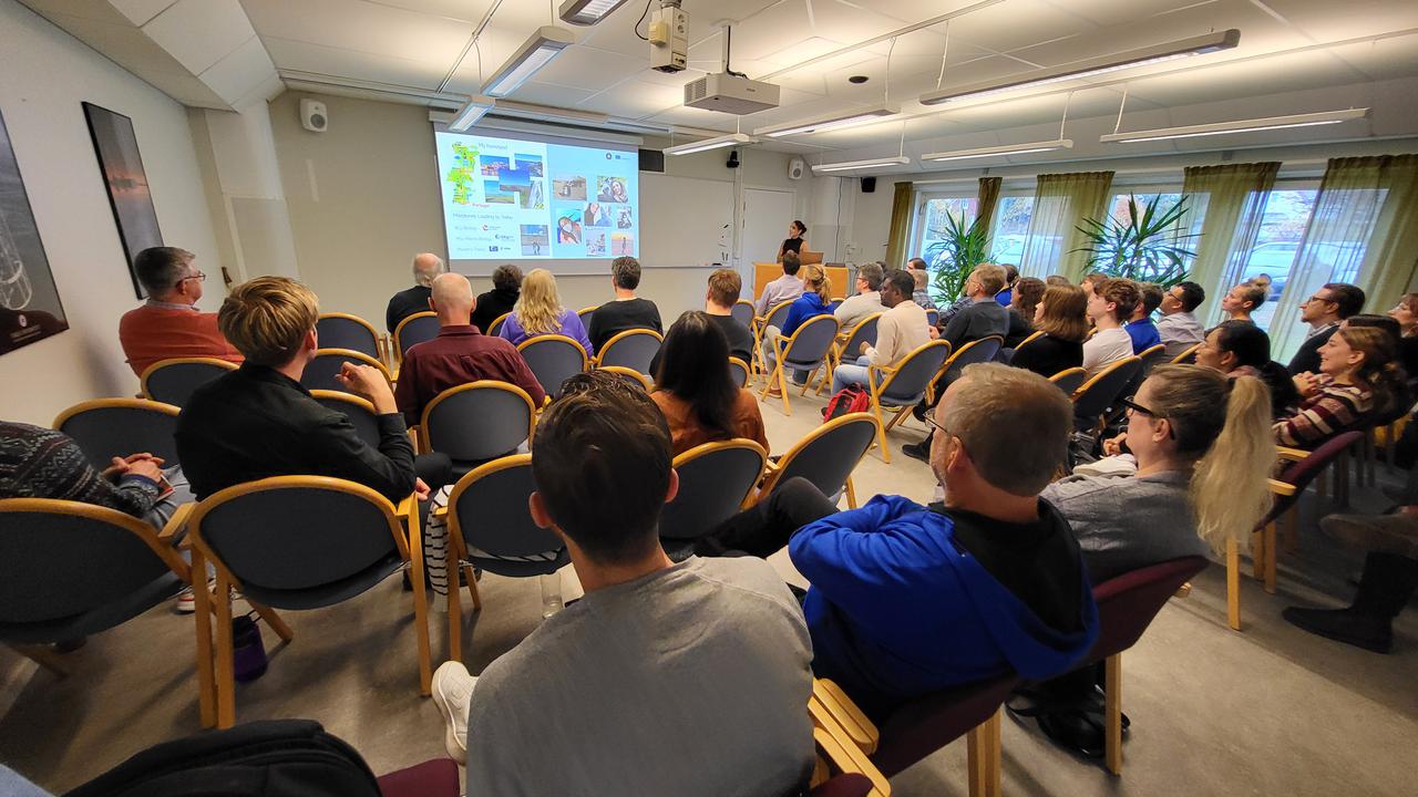 personer som lyssnar till ett föredrag.