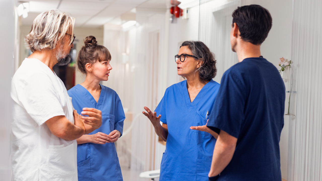 Vårdpersonal diskuterar