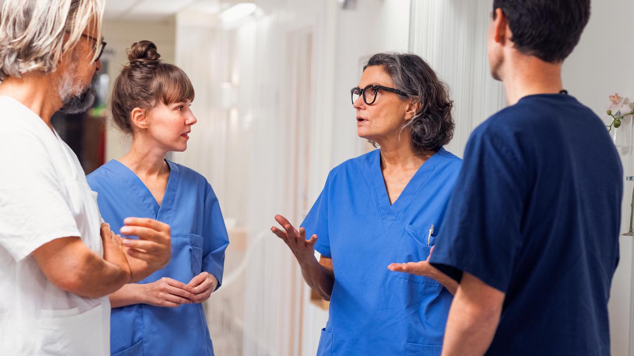 Vårdpersonal diskuterar i grupp