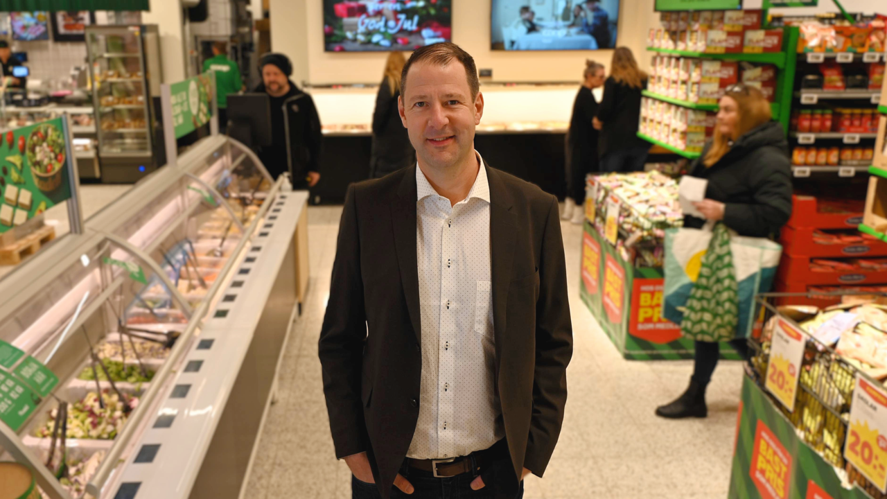 En man som står i en butik.