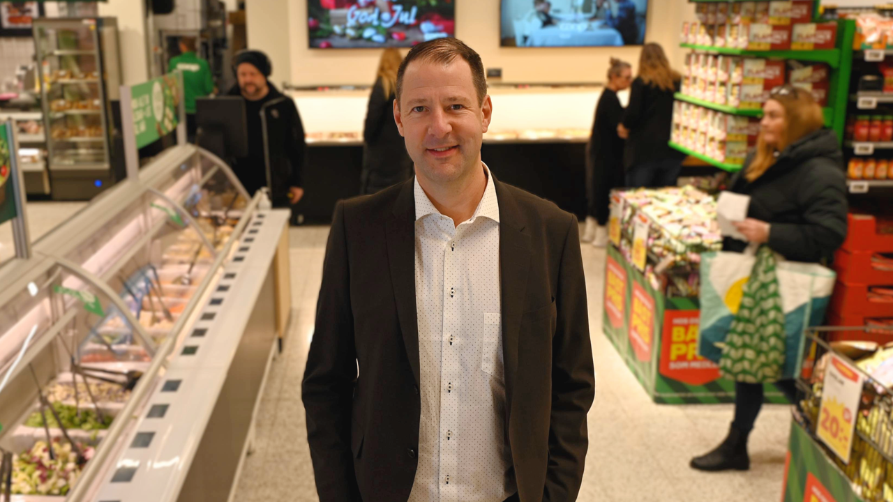 En man som står i en butik.