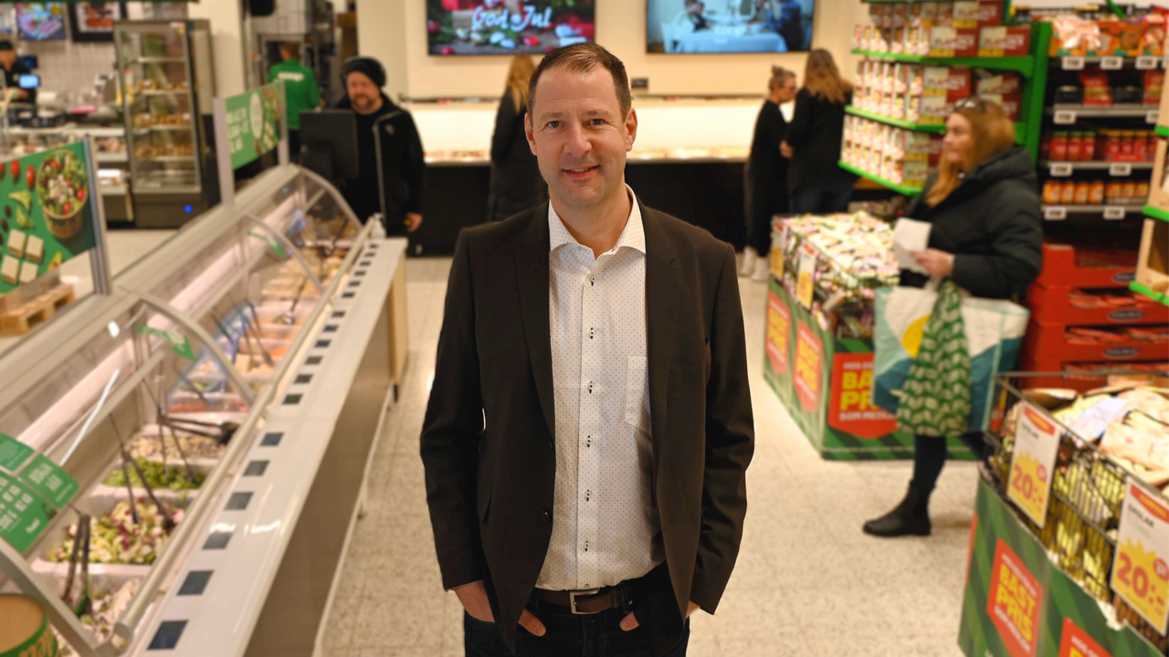 En man som står i en butik.