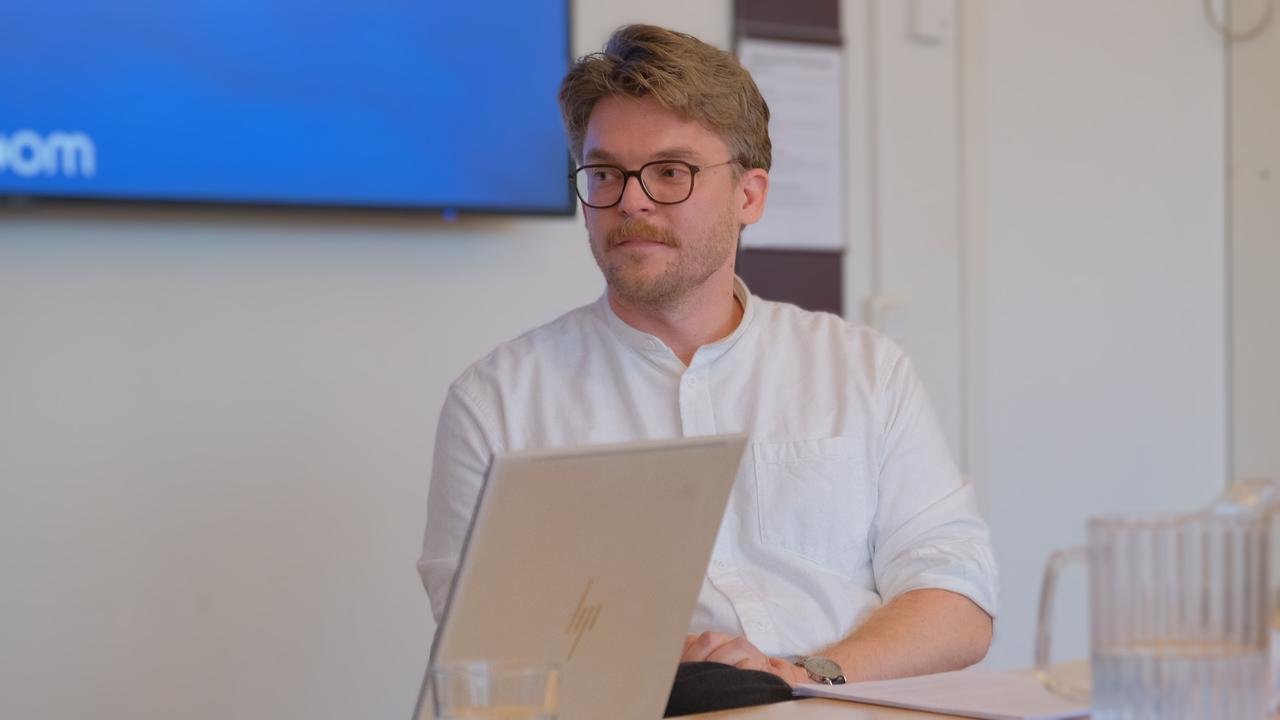 Felix Bockel sitter framför en bärbar dator.