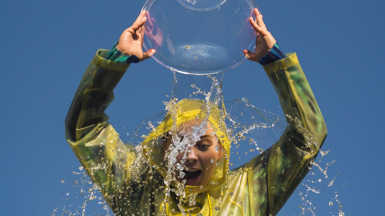 Emelie Boman som häller vatten över sig.