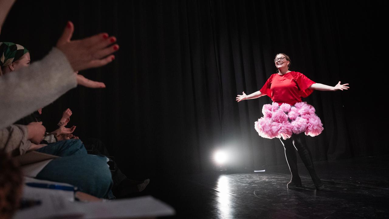 Emelie står på en scen med en rosa fluffig kjol.