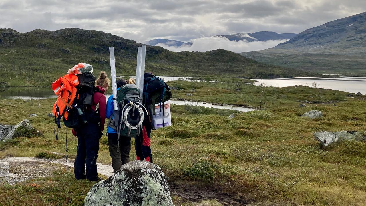 Några personer i fjällnatur.