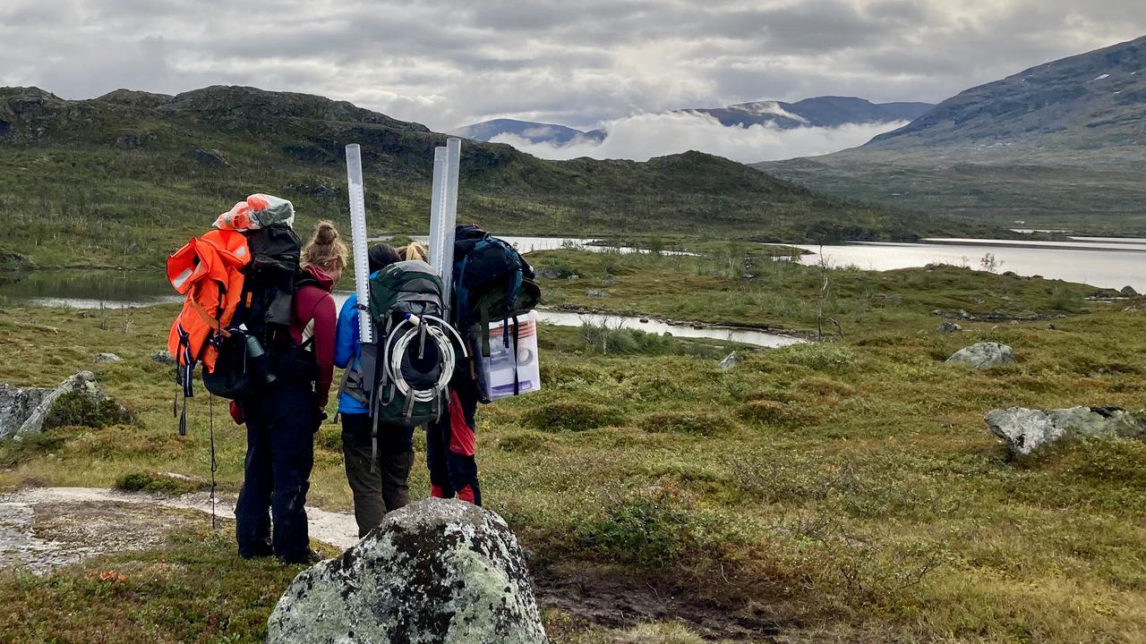 Några personer i fjällnatur.