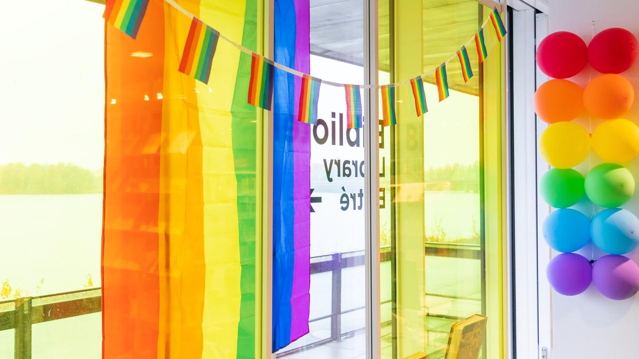 Färgglada flaggor och ballonger