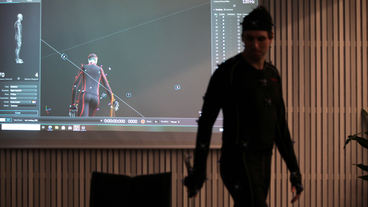 Love Ersare i Motion Capture-kostym. I bakgrunden syns den digitala karaktären.