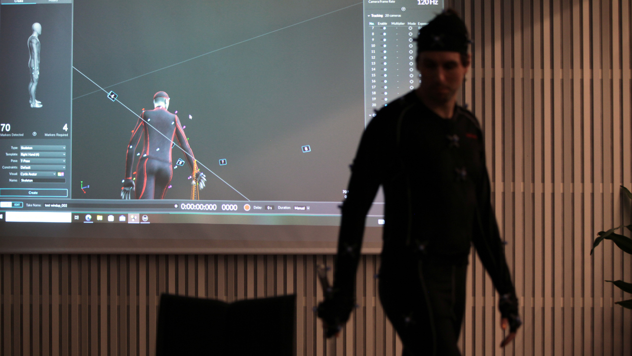 Love Ersare i Motion Capture-kostym. I bakgrunden syns den digitala karaktären.