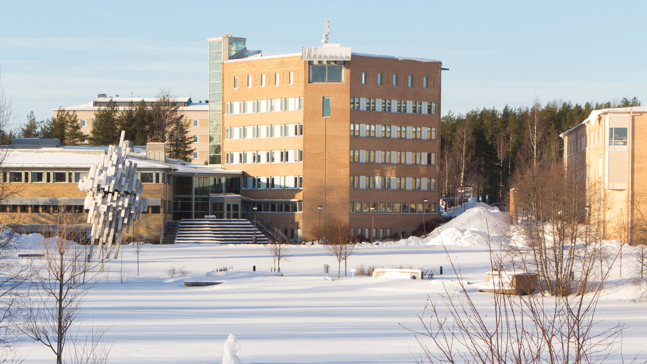 Bild på dammen och förvaltningshuset