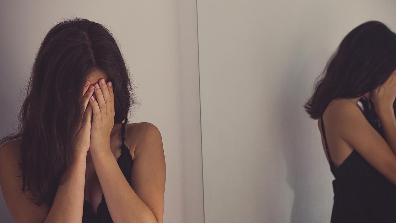 Akne drabbar främst tonåringar, särskilt under puberteten när hormonförändringar ökar talgproduktionen.