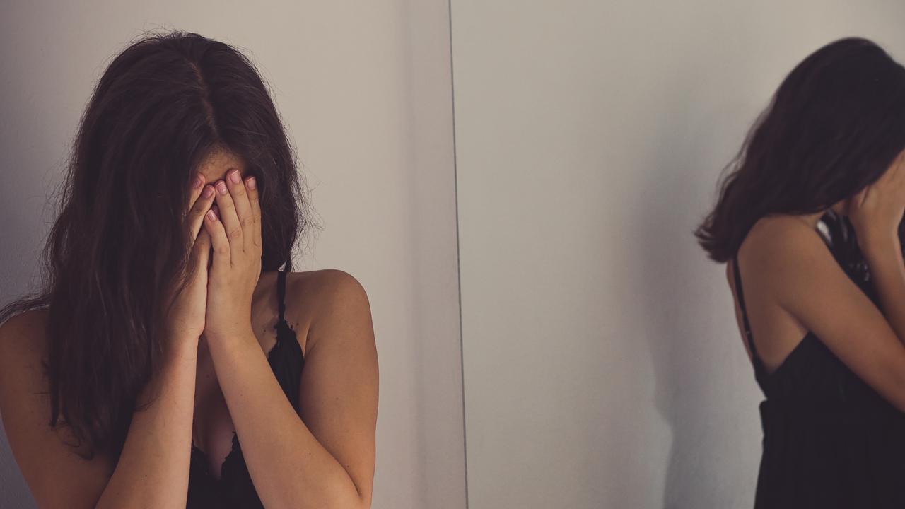 Akne drabbar främst tonåringar, särskilt under puberteten när hormonförändringar ökar talgproduktionen.