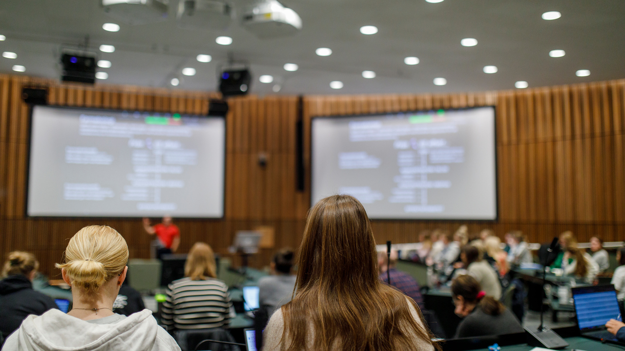 Olov NilssonUniversitetslektor vid Institutionen för medicinsk och translationell biologiSjuksköterskeprogrammet farmakologi föreläsning i Aula Biologica