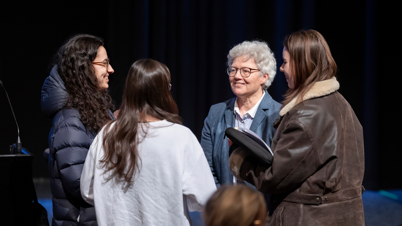 Anne L'Huillier träffar elever och studenter efter föreläsningen i Aula Nordica.