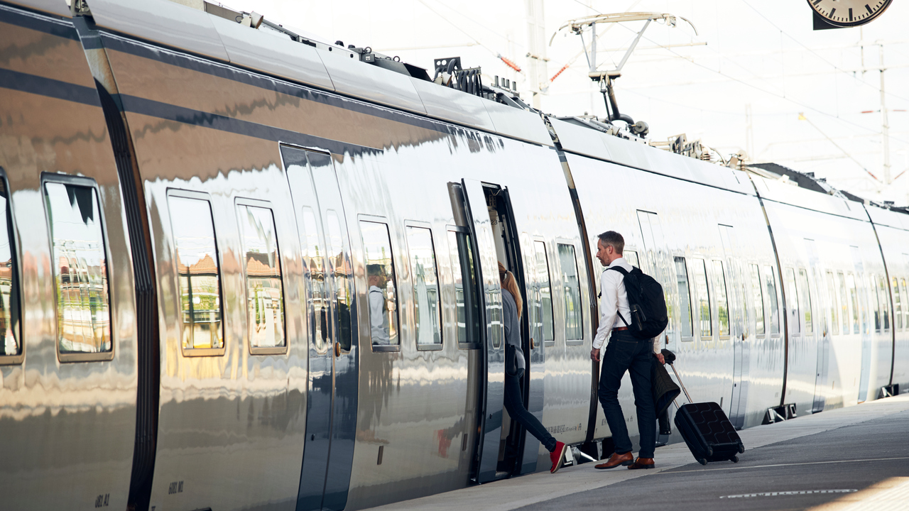 Person stiger på ett tåg.