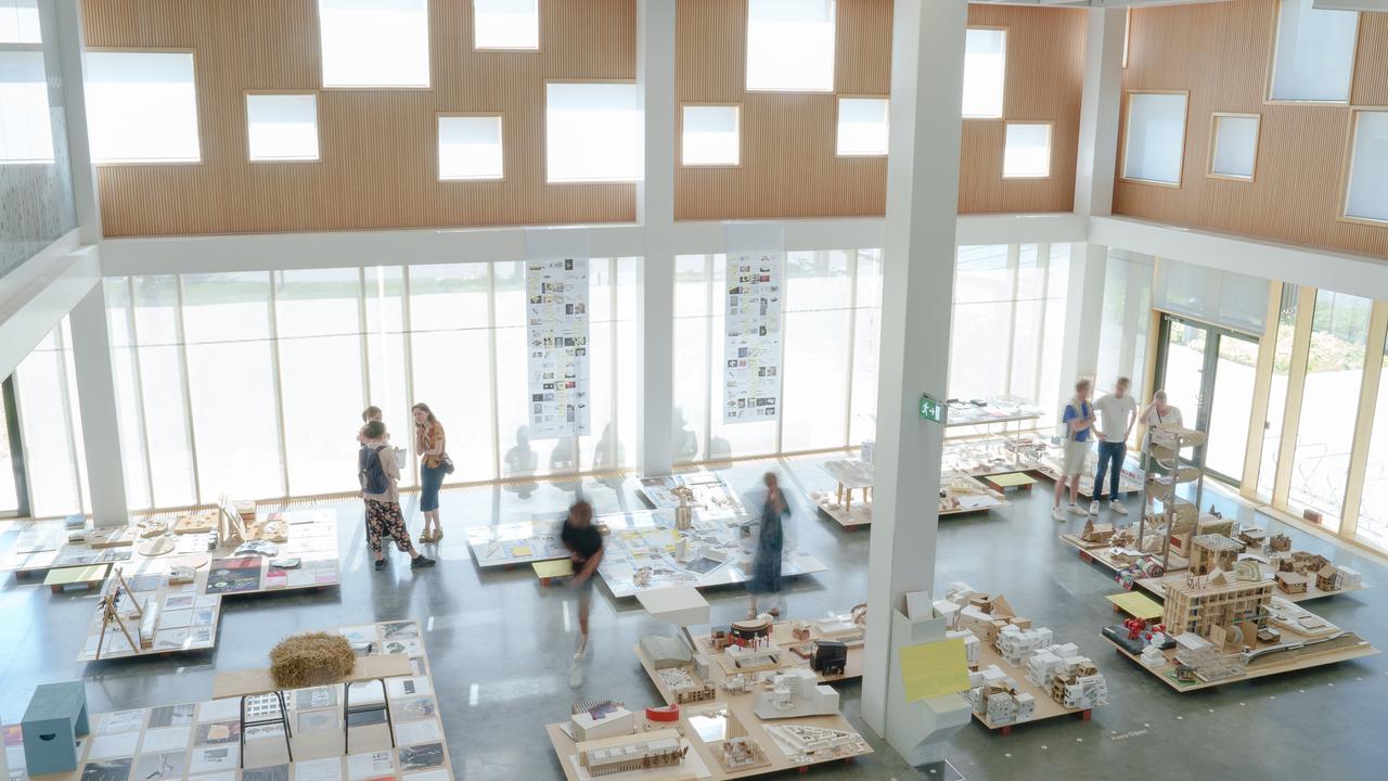 UMA 2023 SlututställningI arkitekthögskolans slututställning visas alla studenters arbeten från det femåriga arkitektprogrammet, med särskilt fokus på avgångseleverna i årskurs fem. Vi önskar alla varmt välkomna att ta del av utställningen och se vad studenterna arbetar med.