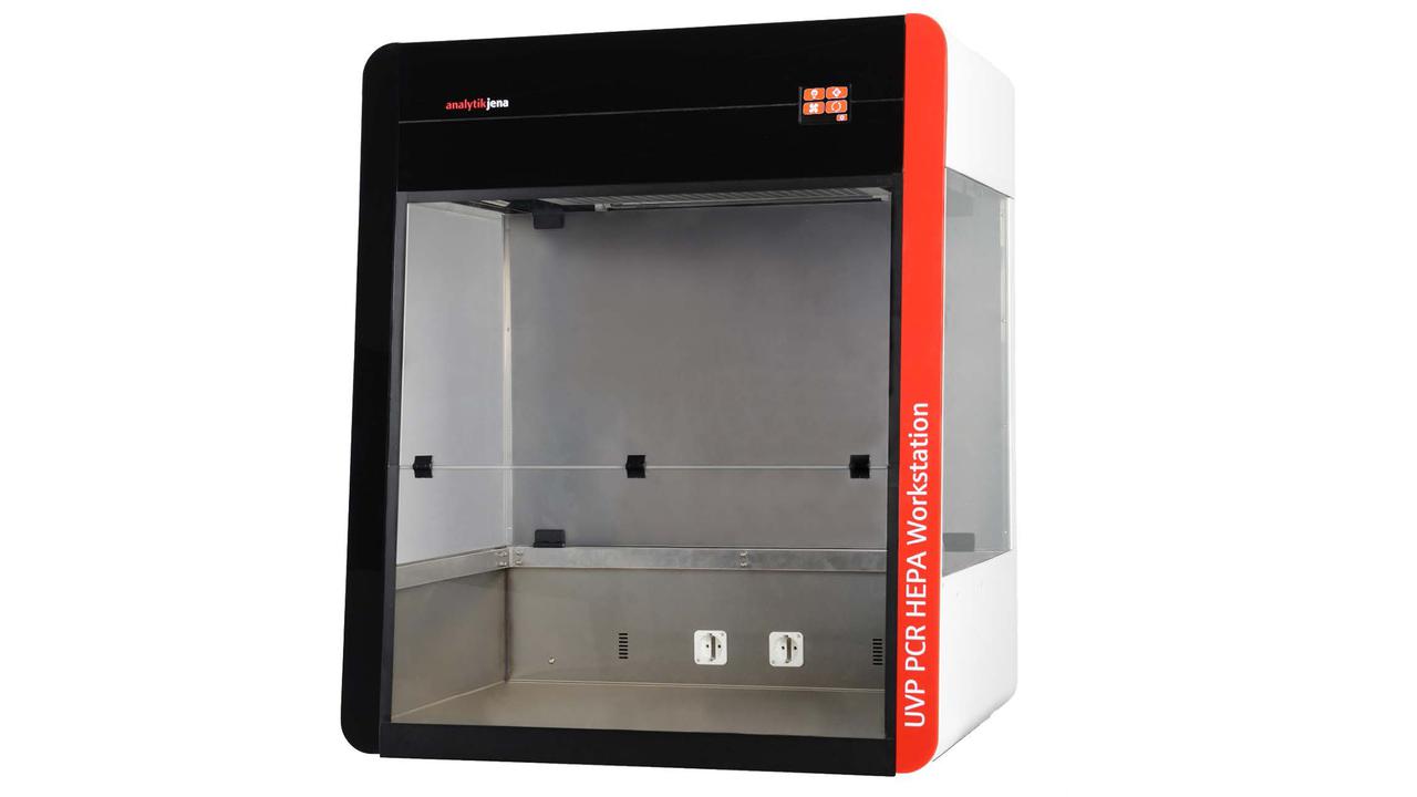 En vit och röd box med en svart dörr.